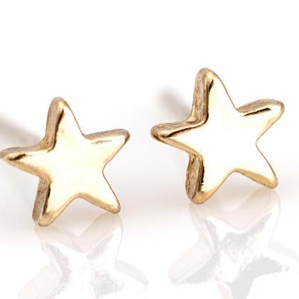 1 Star Earrings Delicate Shiny Star Stud Gold..